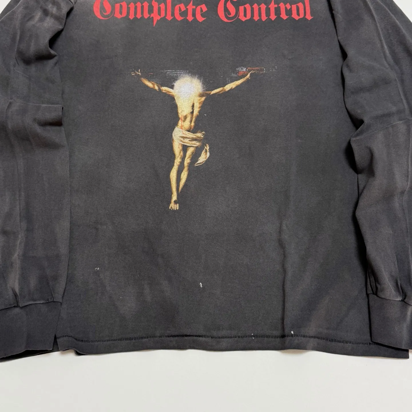 SAINT Mxxxxxx × Kosuke Kawamura KK_LS TEE/COMPLETE CONTRL/BLK KK joint model Jesus AK submachine gun cross long-sleeved TEE Washed black S-XL KK joint model creative submachine gun Jesus cross The fading of sulfur dye on ready-to-wear and washed water to make it old Hand-splashed ink hole processing The printing is repeatedly modified to outline the ultimate restoration ZP Cylindrical side seam high weight fabric Stiff and comfortable Correct accessories Customized co-branded wash mark/little angel mark, top purchasing agent level